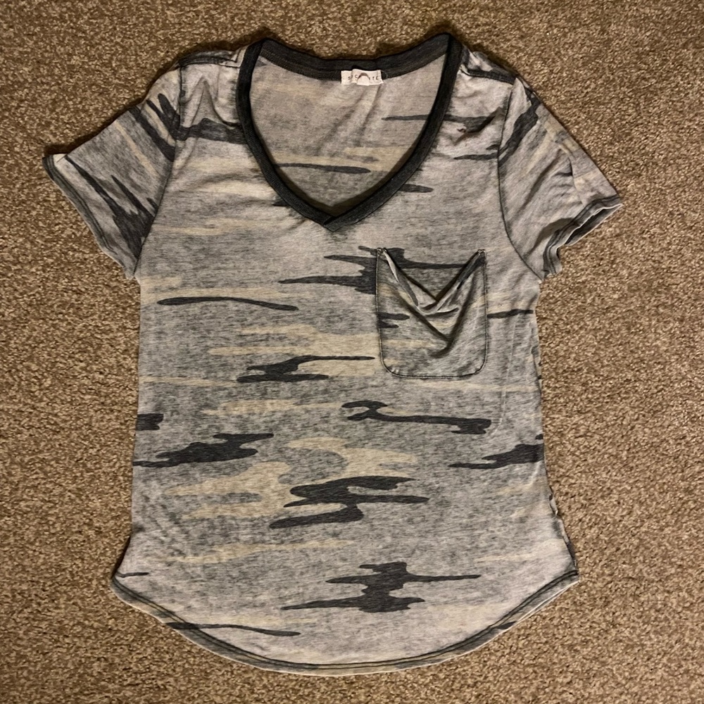 Light muted camo tshirt, thin, v comfortable, zero imperfections, like new!